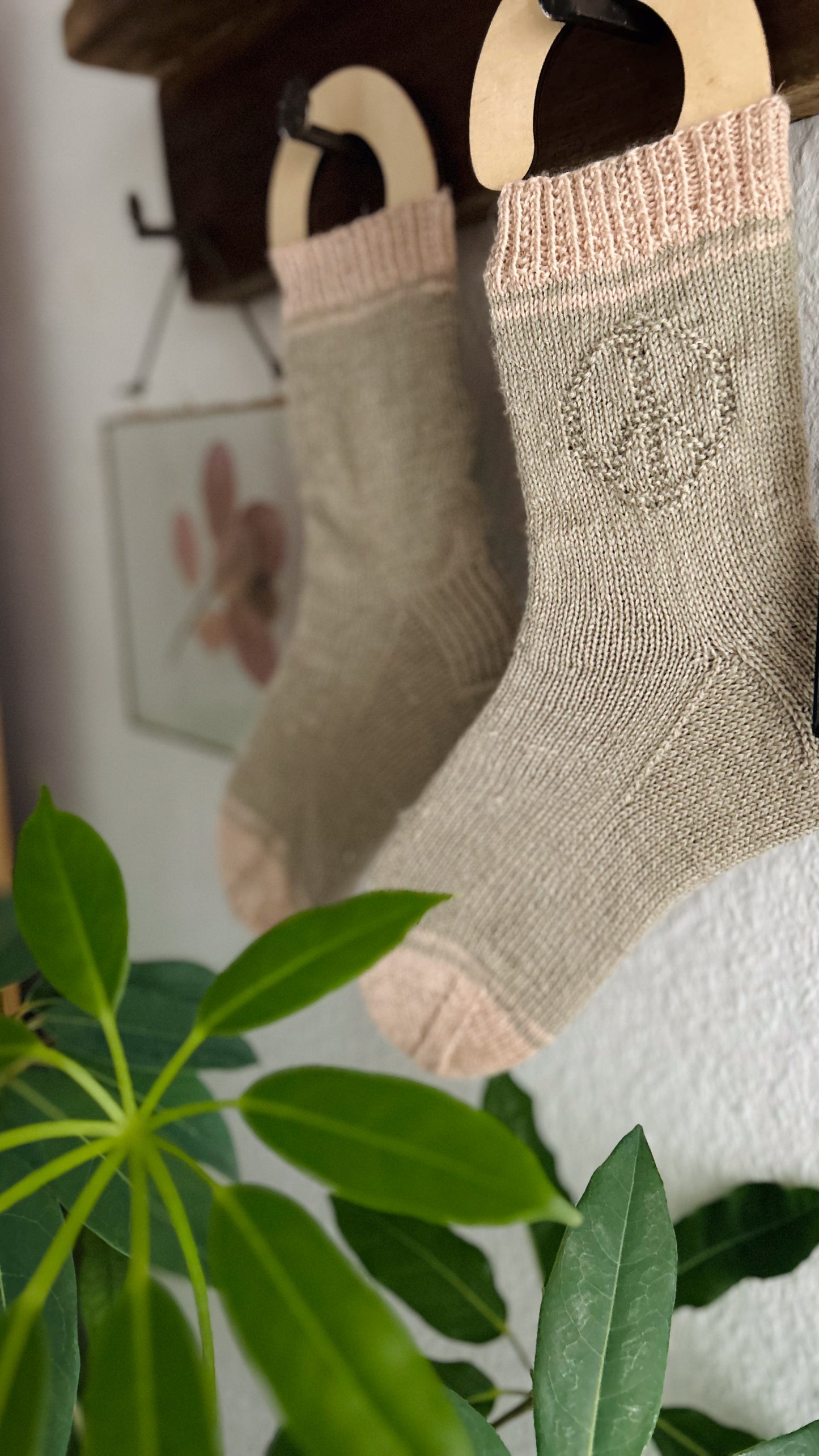 Hint of Peace Socks – Knitting pattern