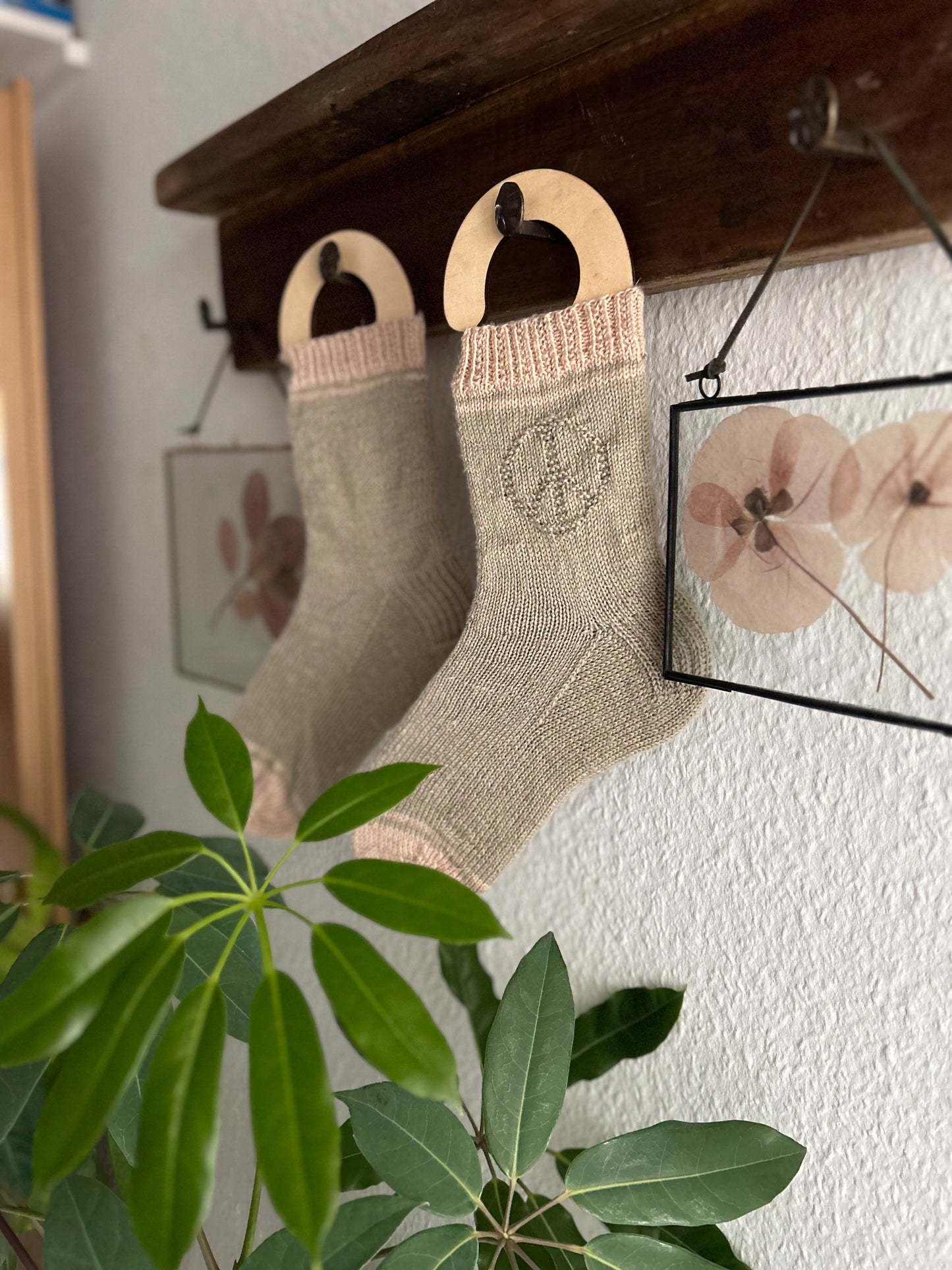 Hint of Peace Socks – Knitting pattern